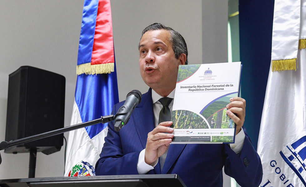 Orlando Jorge Mera mostrando informe forestal