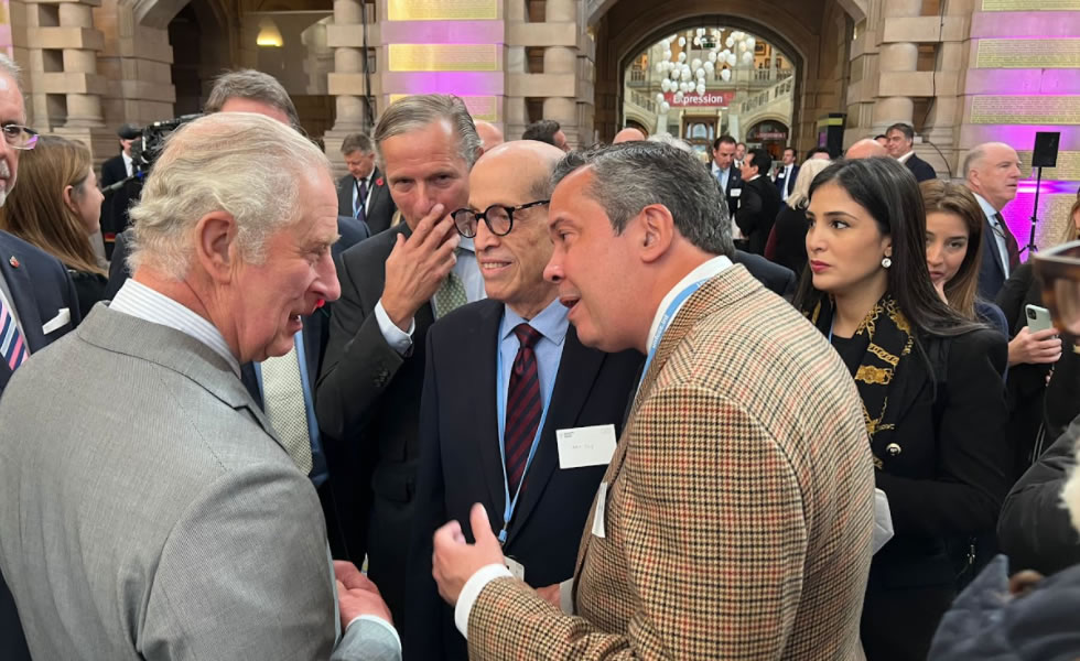 principe Carlos , Orlando Jorge Mera y Max Piung conversando